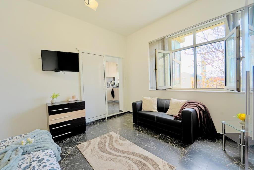 Cozy 1-Bedroom Flat In The Very Center Of Szófia Kültér fotó