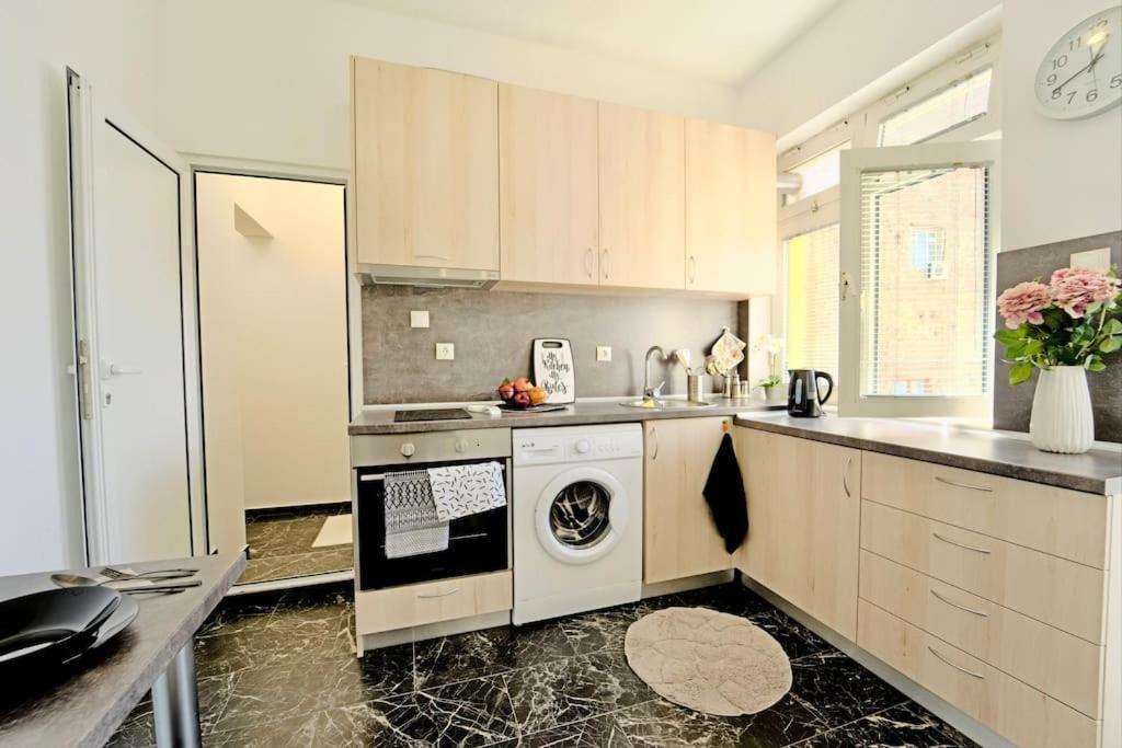 Cozy 1-Bedroom Flat In The Very Center Of Szófia Kültér fotó