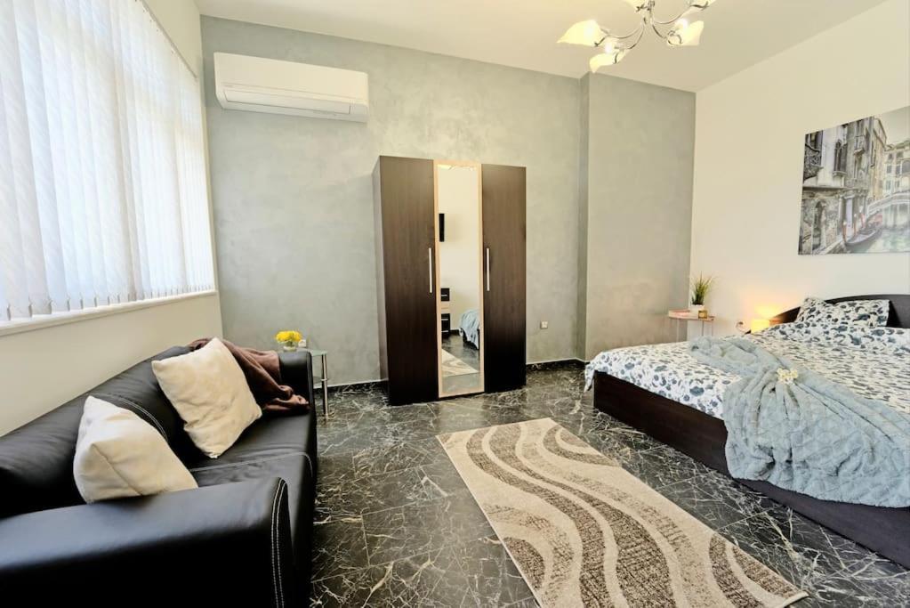 Cozy 1-Bedroom Flat In The Very Center Of Szófia Kültér fotó