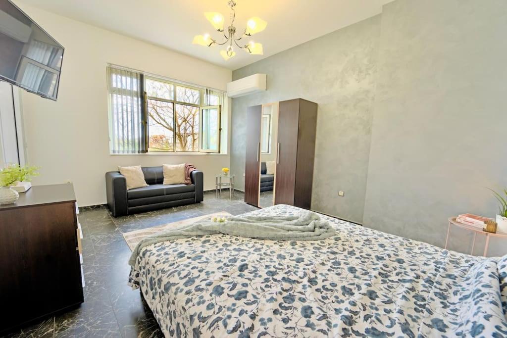 Cozy 1-Bedroom Flat In The Very Center Of Szófia Kültér fotó