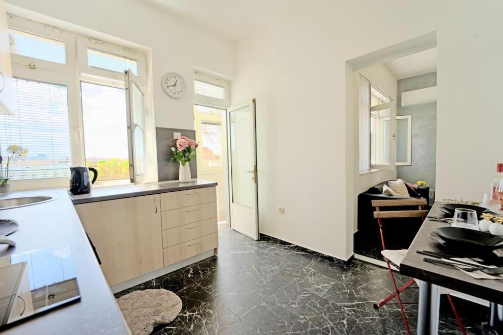 Cozy 1-Bedroom Flat In The Very Center Of Szófia Kültér fotó
